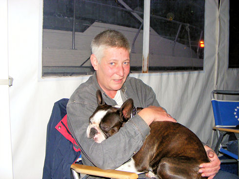 Geselliger Abend mit allen Vierbeinern nach einem anstrengendem Bootstag