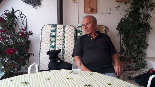 Mica mit Opa.jpg